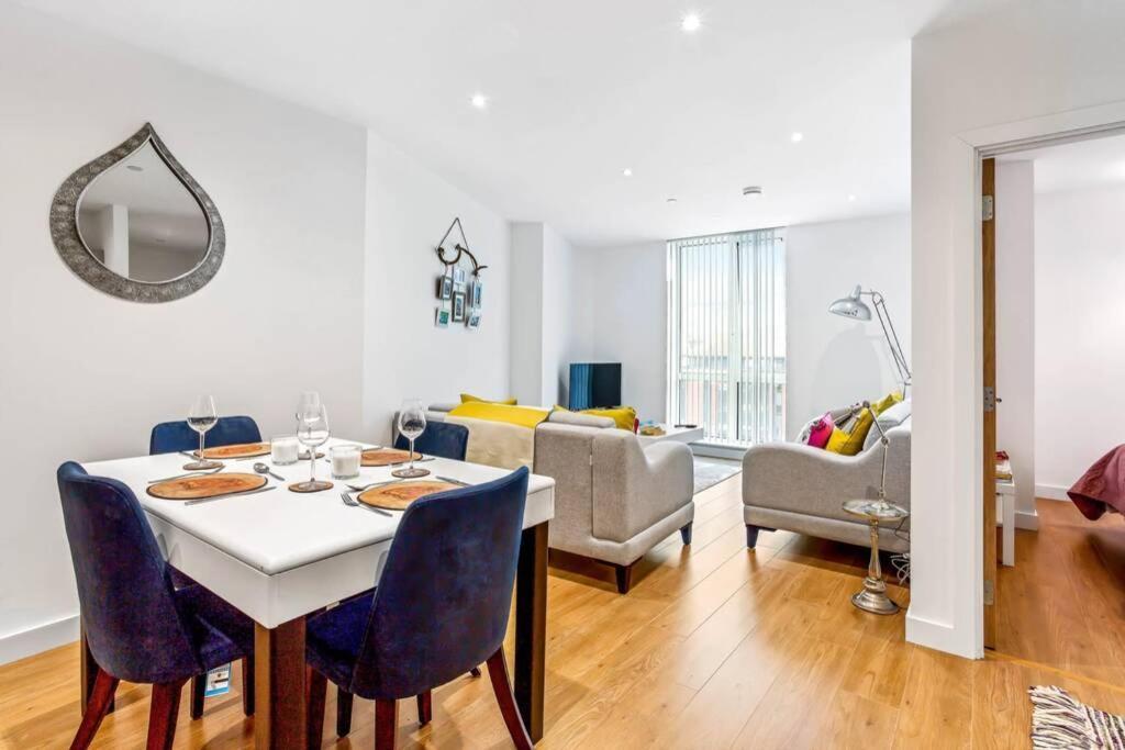 Stunning 2 Bed/2 Bath In Town Centre & Parking! Apartment Bracknell Ngoại thất bức ảnh