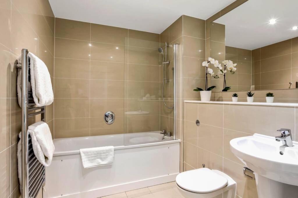 Stunning 2 Bed/2 Bath In Town Centre & Parking! Apartment Bracknell Ngoại thất bức ảnh